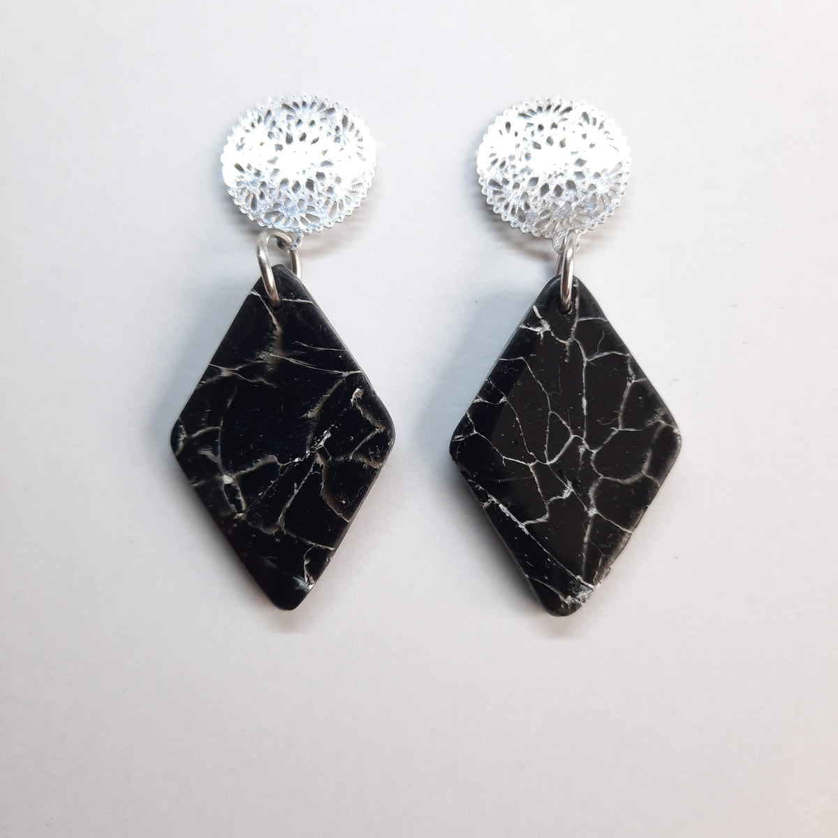 Pendientes Rombo Grandes Negro Mármol con Base Plateada