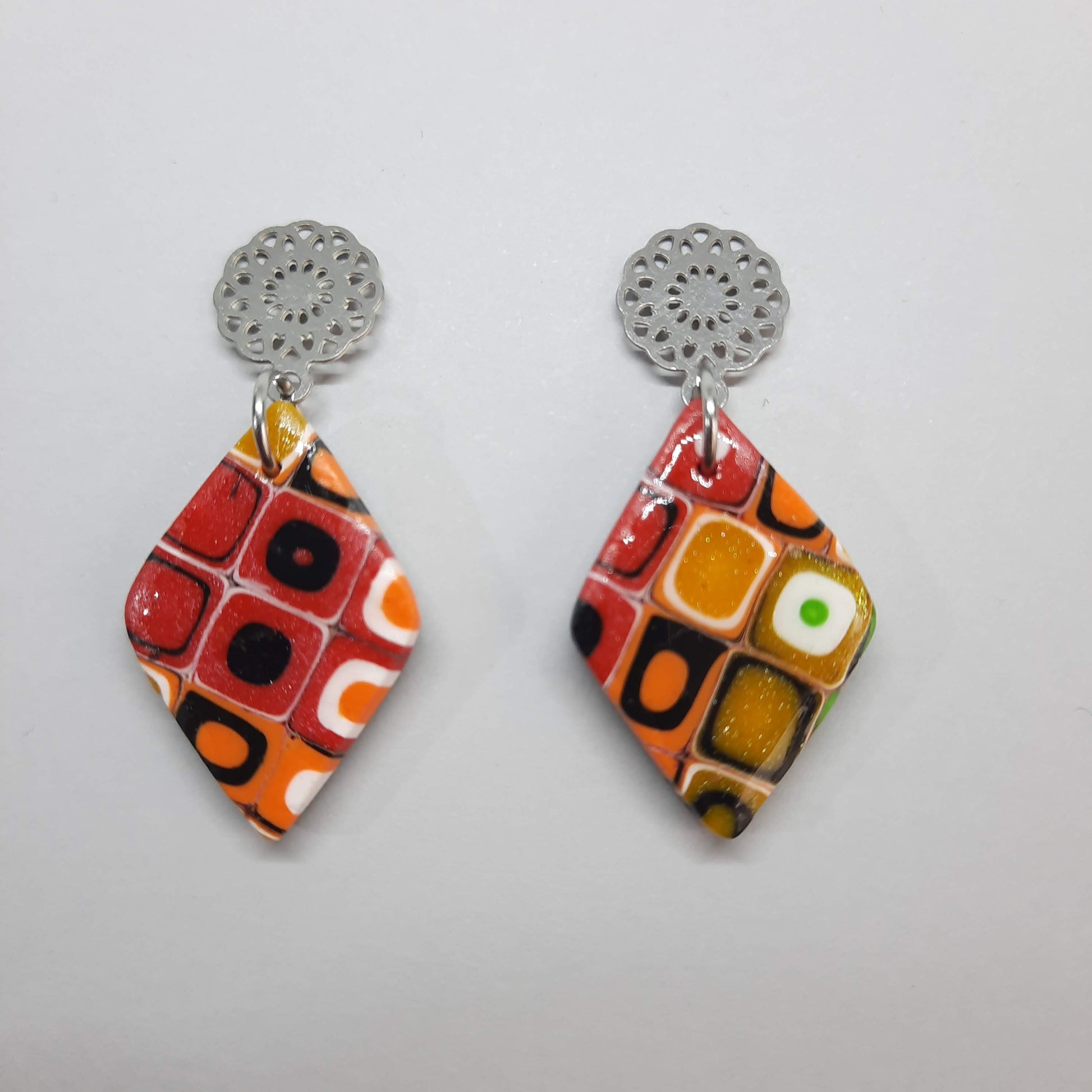 Pendientes Rombo Medianos Arcoíris Con Base Plateada