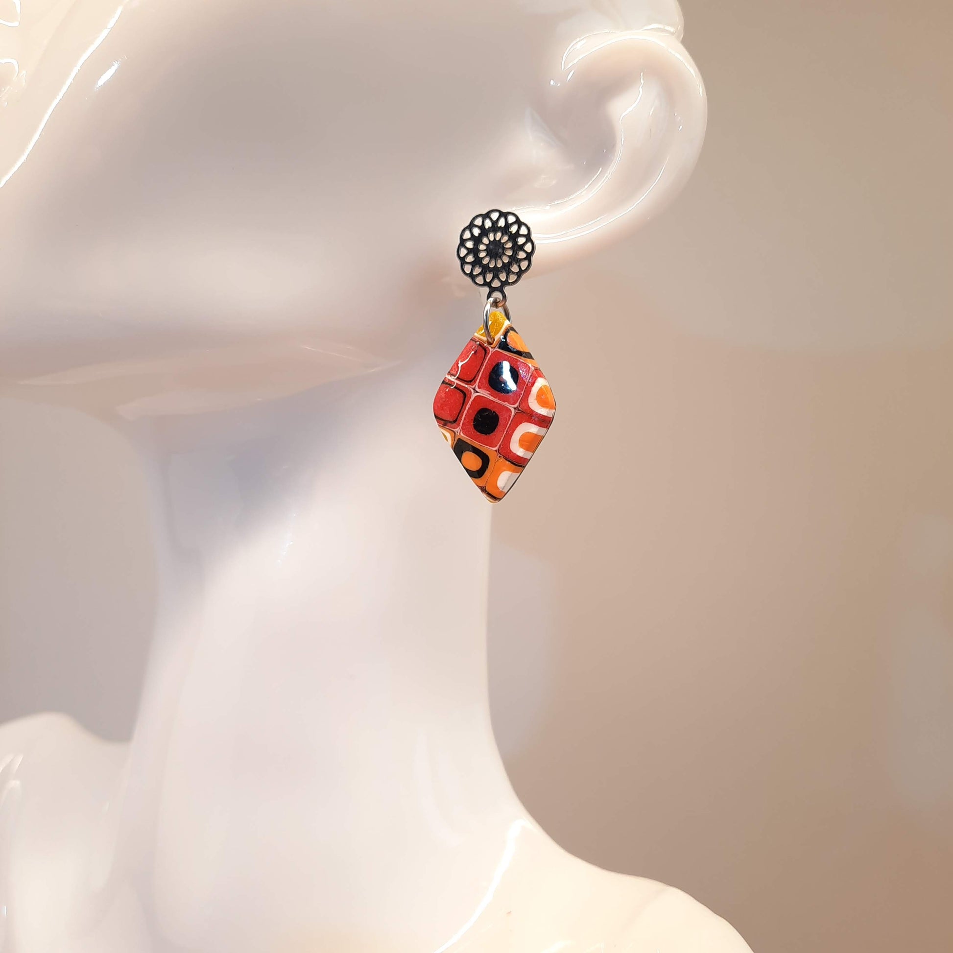 Pendientes Rombo Medianos Arcoíris Con Base Plateada