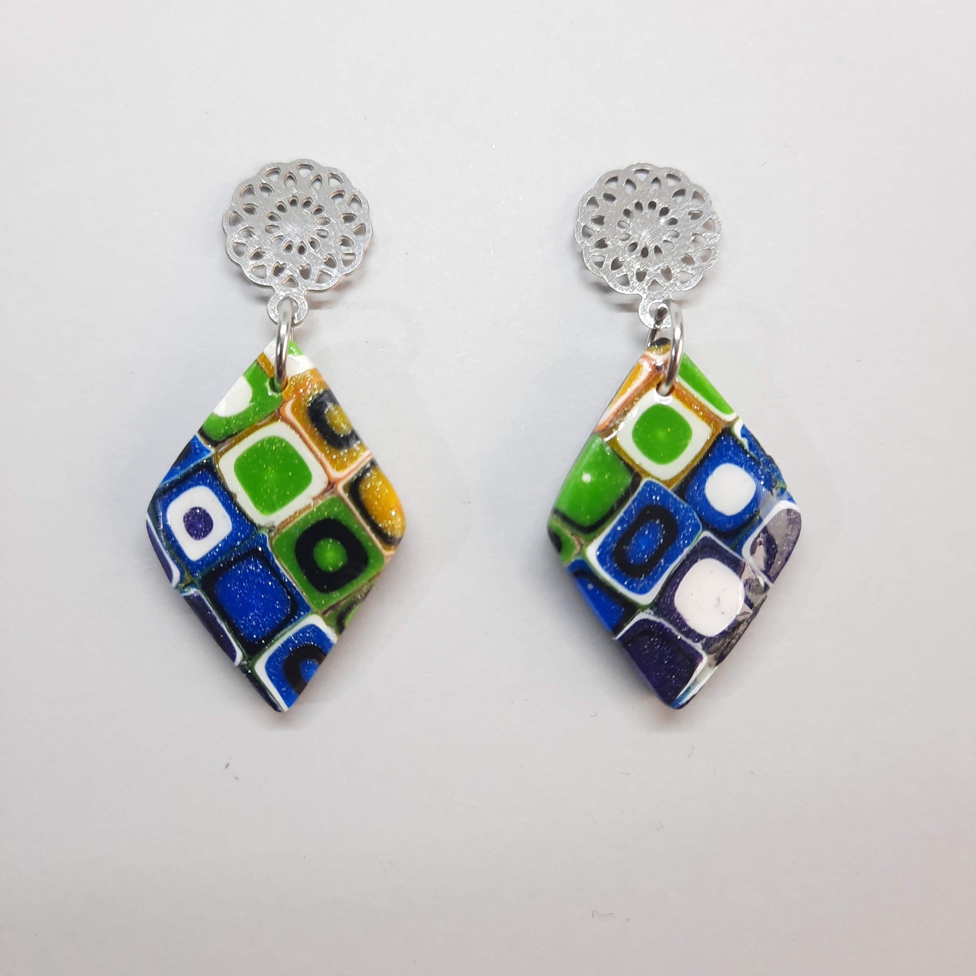 Pendientes Rombo Medianos Arcoíris Con Base Plateada