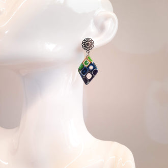 Pendientes Rombo Medianos Arcoíris Con Base Plateada