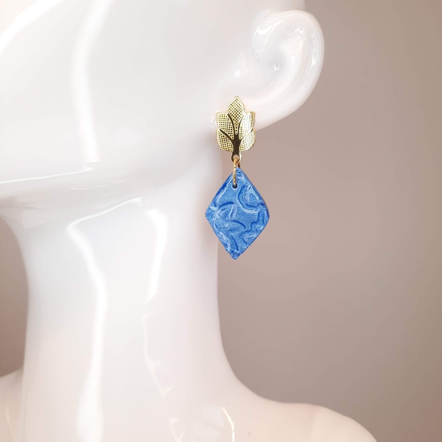 Pendientes Rombo Medianos Azules Con Base Dorada