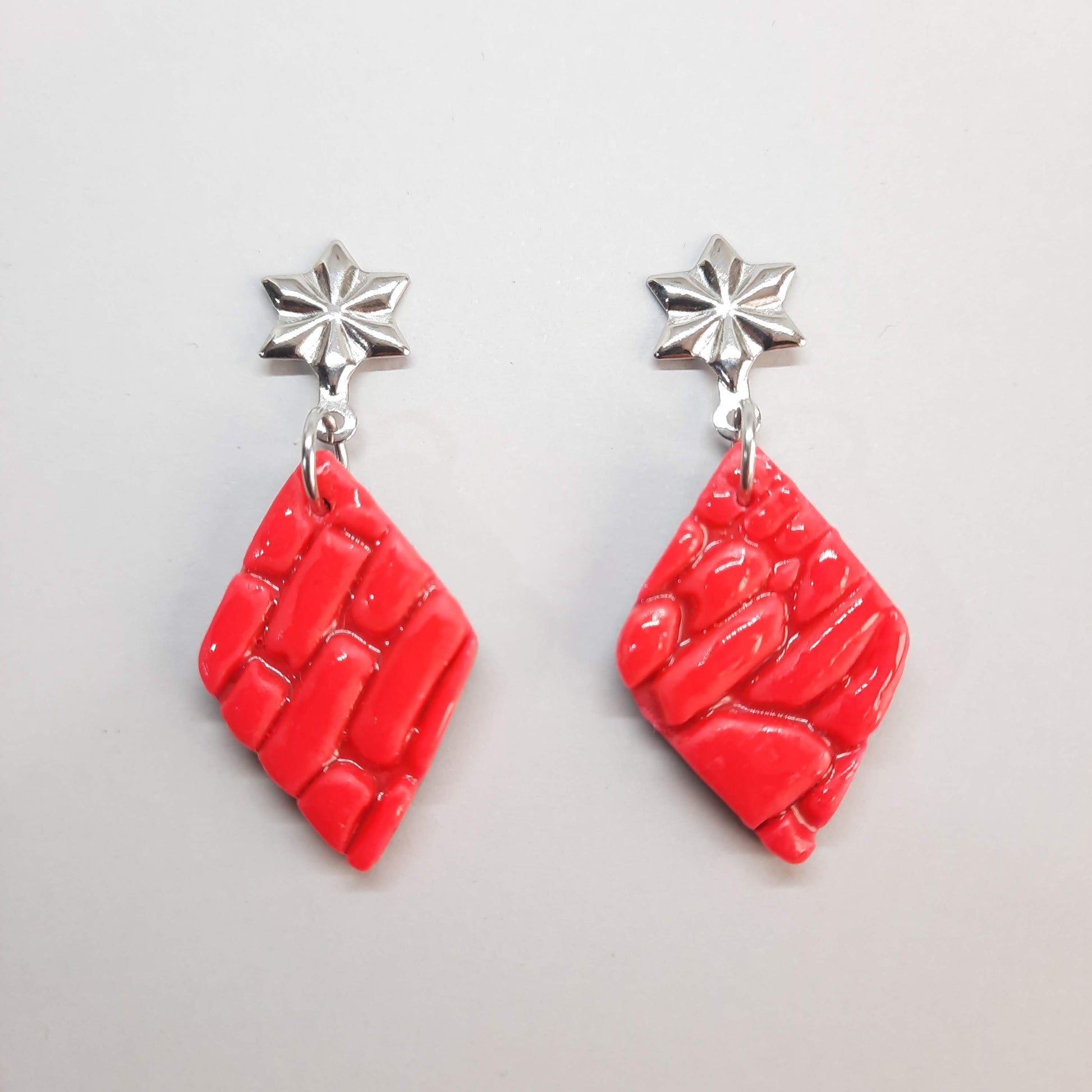 Pendientes Rombo Medianos Rosa Neón Con Base Plateada