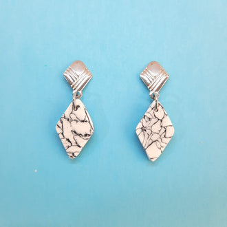 Pendientes Rombo Pequeño Blanco Mármol con Base Plateada