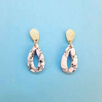 Pendientes Tenerife Blanco Mármol con Base Dorada