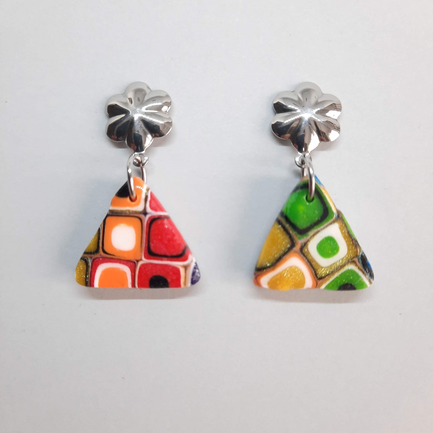 Pendientes Triángulo Arcoíris con Base Plateada