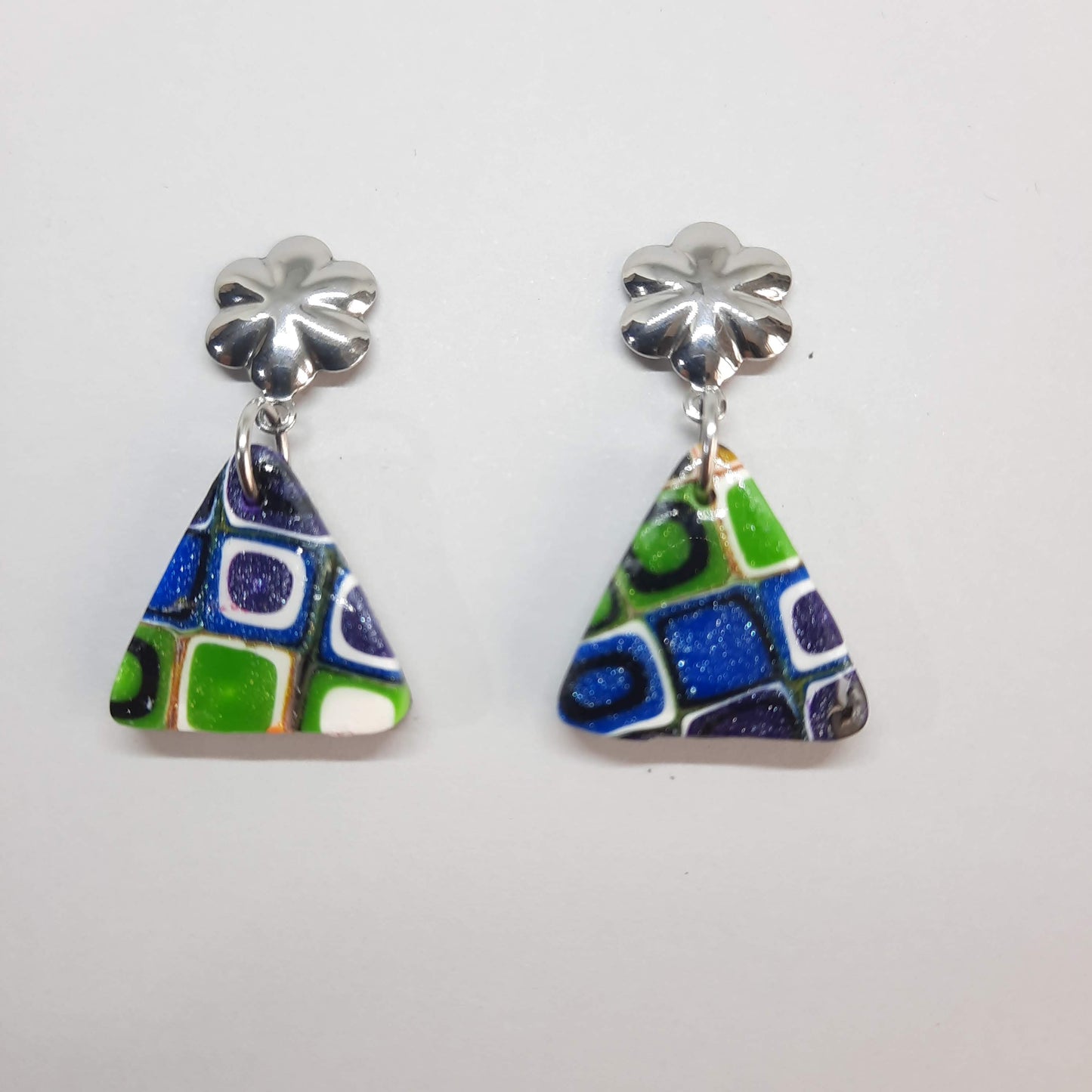 Pendientes Triángulo Arcoíris con Base Plateada