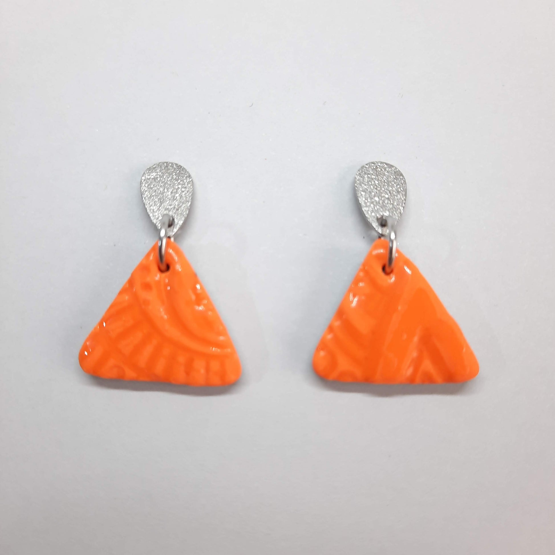 Pendientes Triángulo Naranja con Base Plateada