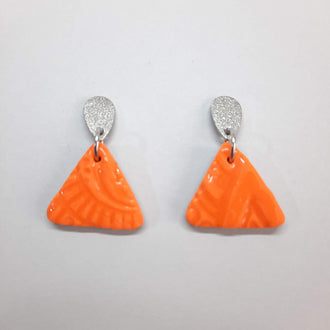 Pendientes Triángulo Naranja con Base Plateada