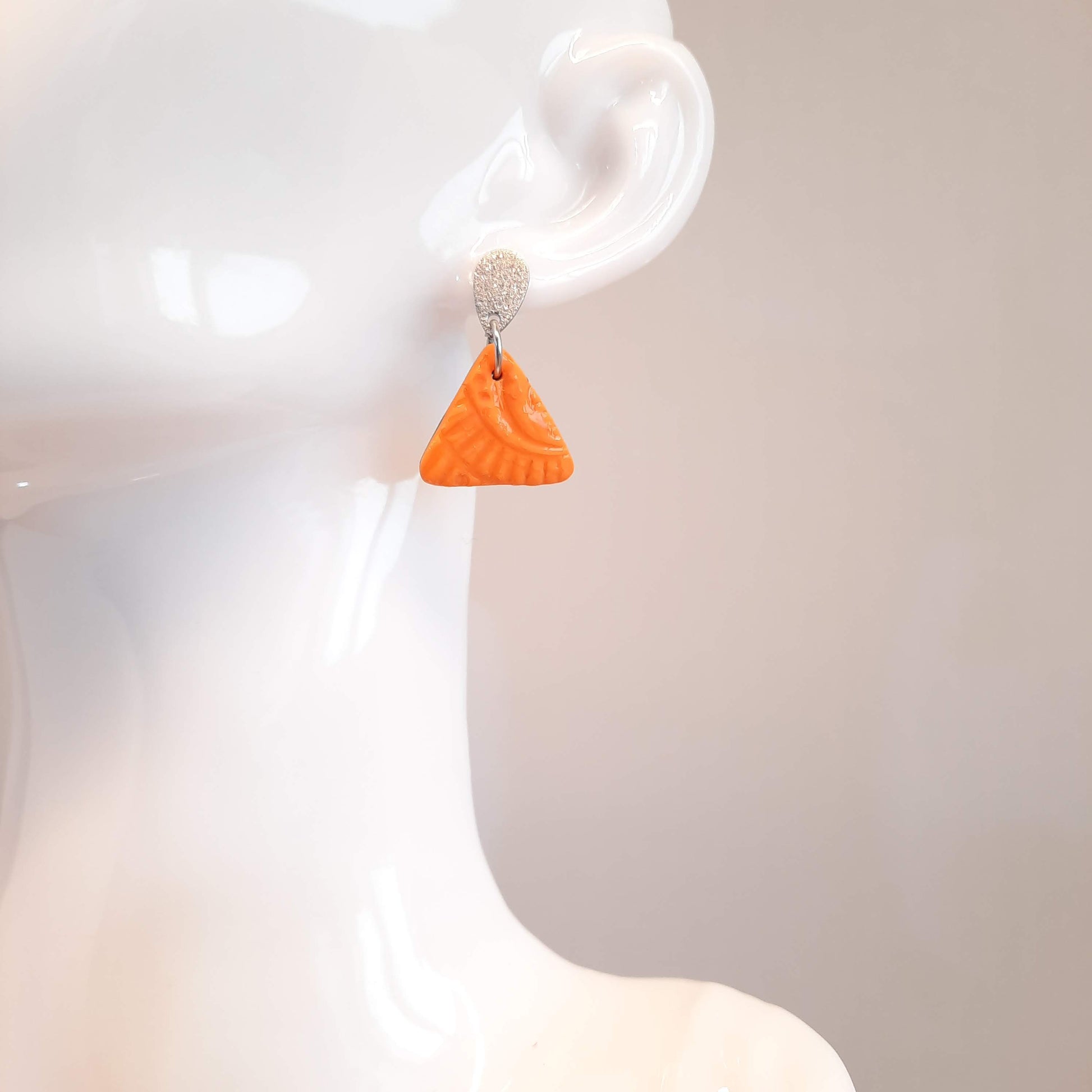 Pendientes Triángulo Naranja con Base Plateada