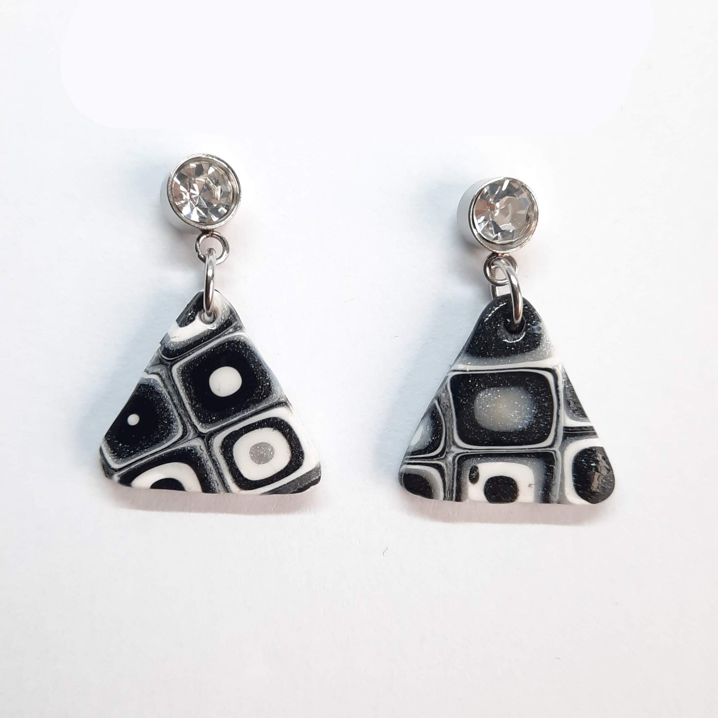 Pendientes Triángulo Negro Blanco con Base Acero y Strass