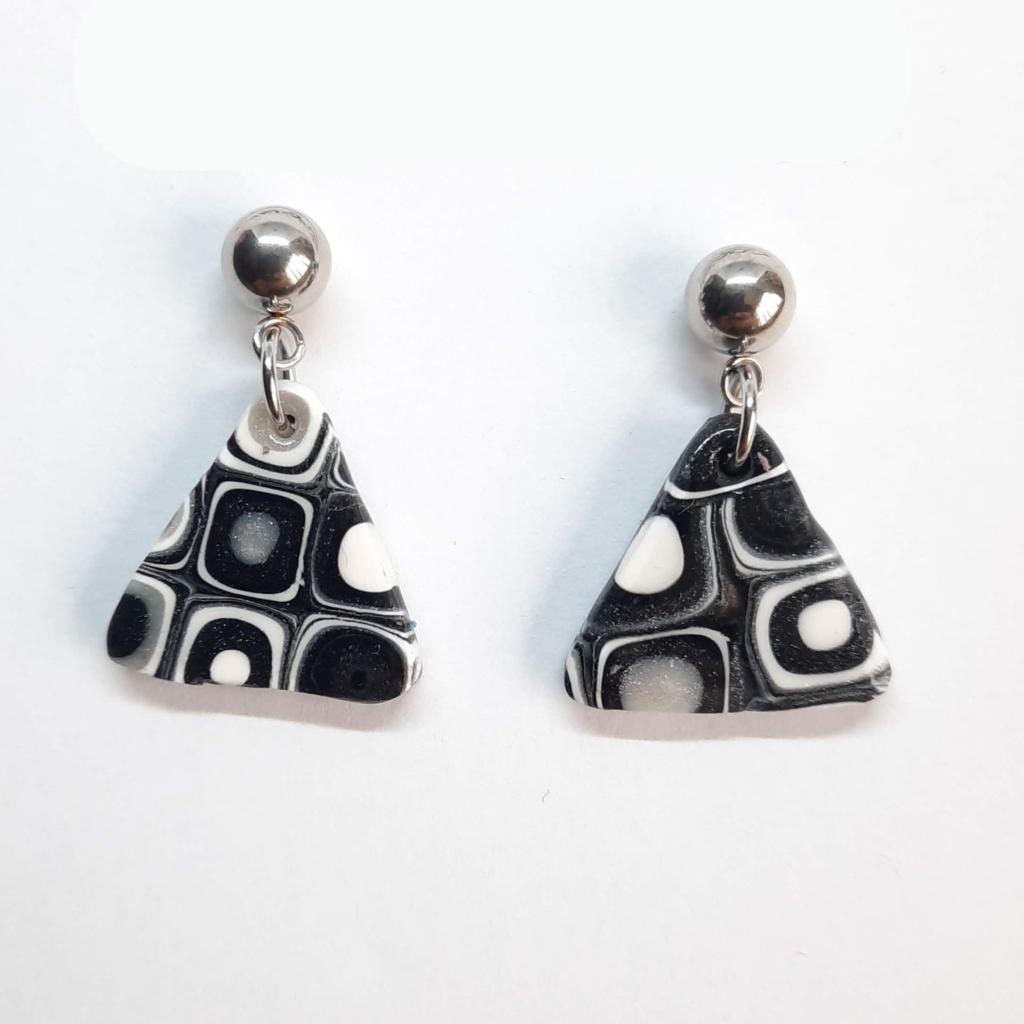 Pendientes Triángulo Negro Mosaico con Base Plateada