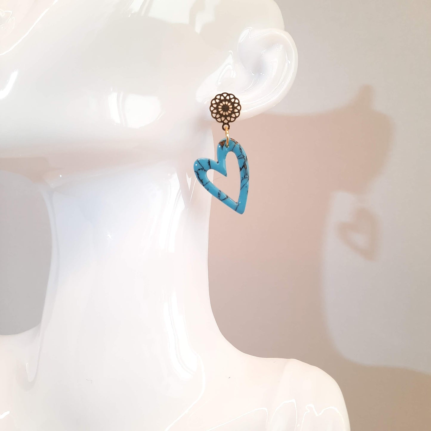 Pendientes Corazón Hueco Turquesa con Base Dorada