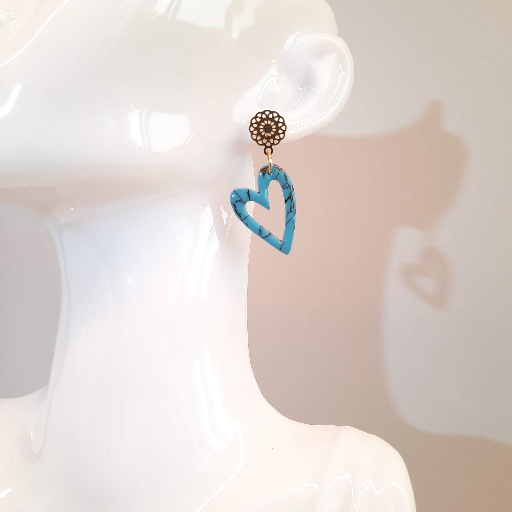 Pendientes Corazón Hueco Turquesa con Base Dorada